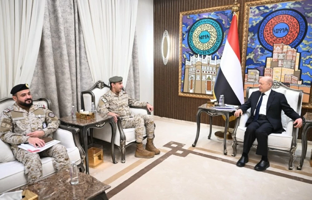 العليمي يلتقي قائد القوات المشترك للتحالف. 