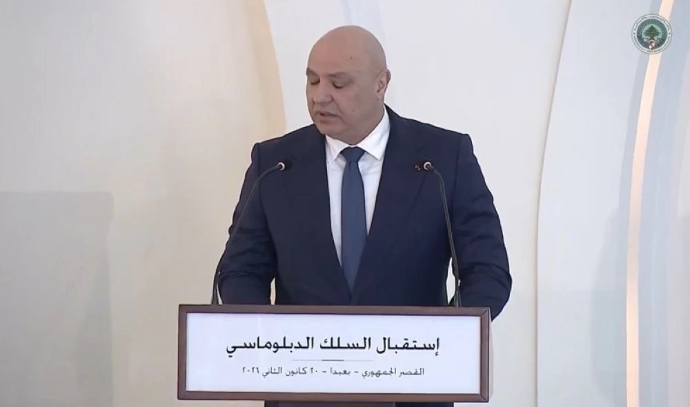 عون متحدثا  أمام أعضاء السلك الدبلوماسي وممثّلي المنظمات الدولية المعتمدين في لبنان.(عكاظ)