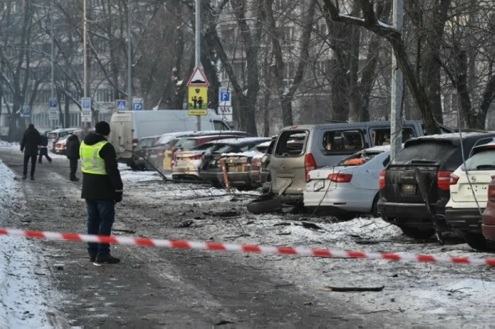 سيارات أوكرانية متضررة جراء قصف روسي على العاصمة كييف.