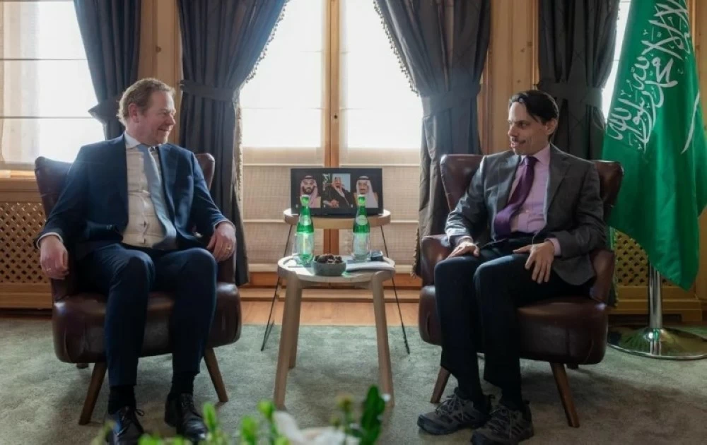 وزير الخارجية يلتقي نظيره الهولندي