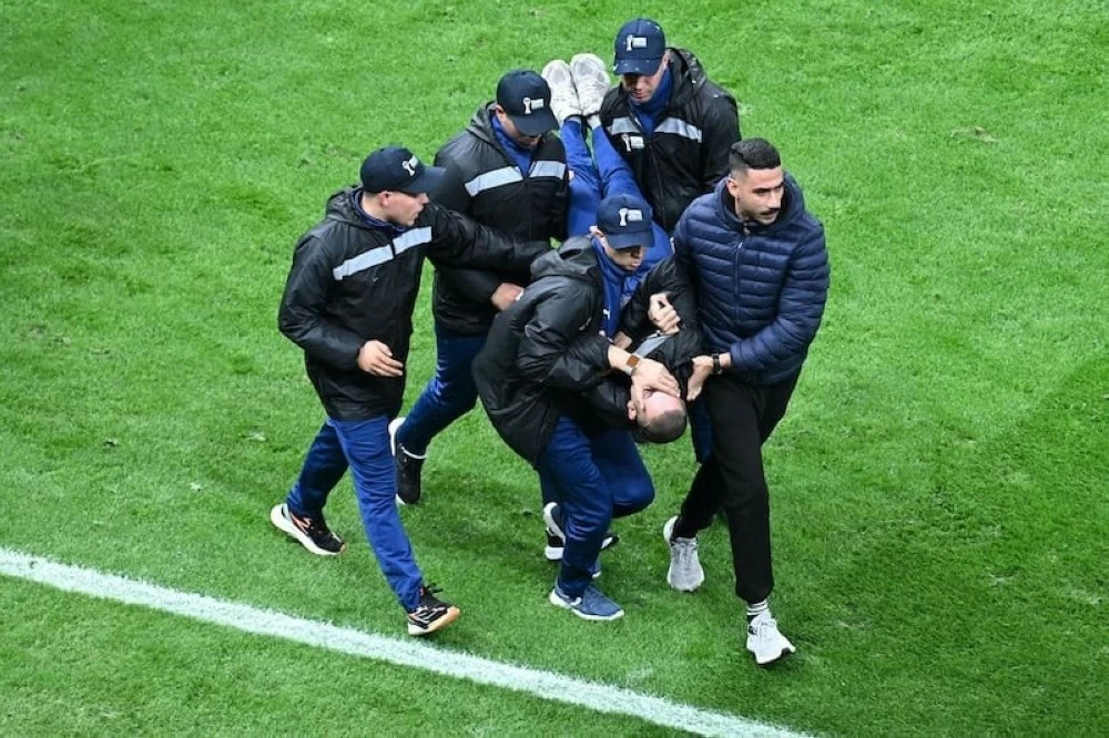 صورة متداولة لإصابة فرد أمن مغربي في نهائي أفريقيا. 