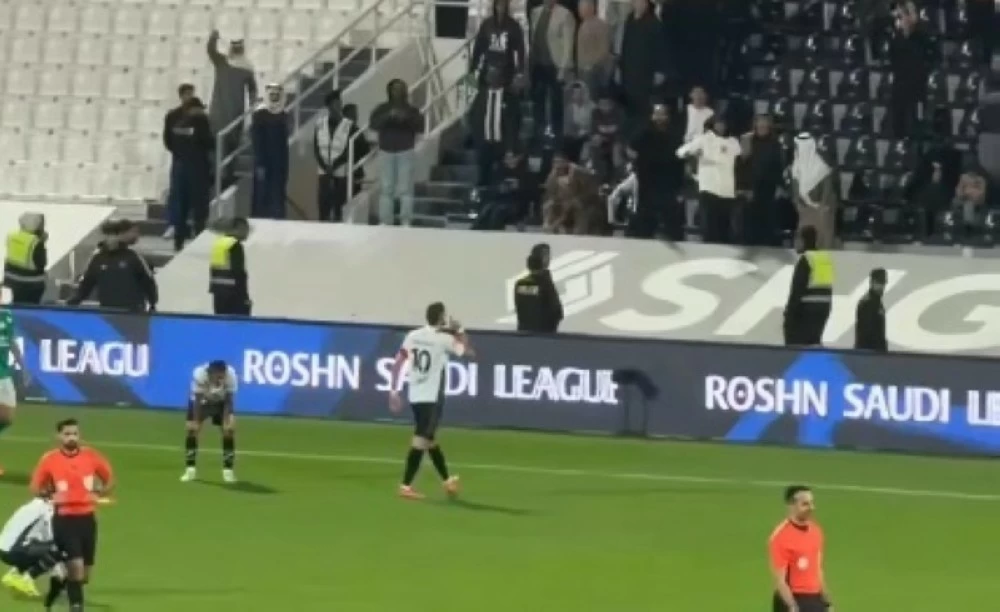 «عيب يا كاراسكو».. تصرّف قائد الشباب يشعل غضب المدرج