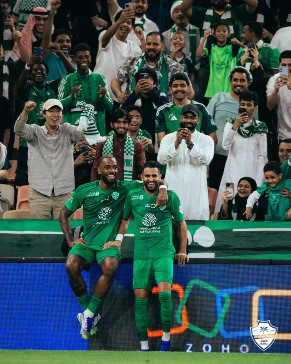 محرز وإيفان توني يحتفلان بالفوز على الخليج مع الجماهير