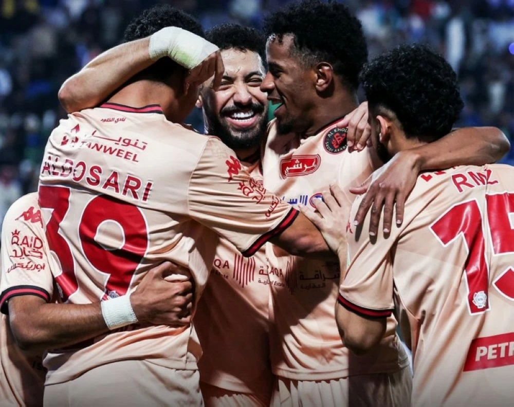 فريق الخلود هتان باهبري محتفلا بالهدف الذي سجله في شباك الفتح