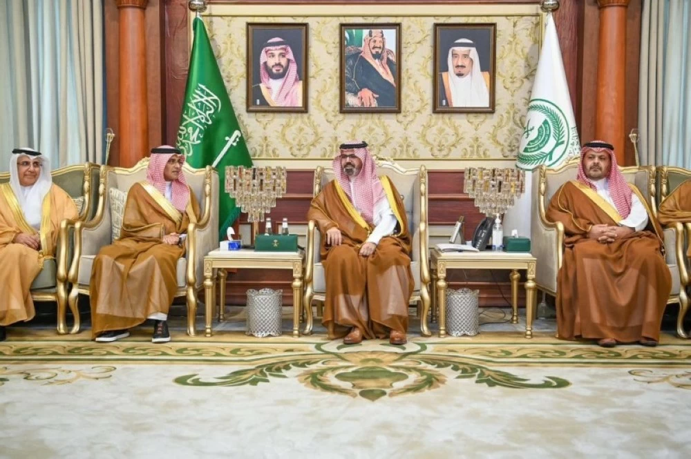 نائب أمير جازان يستعرض مع أمناء الغرف التجارية الخدمات المقدمة