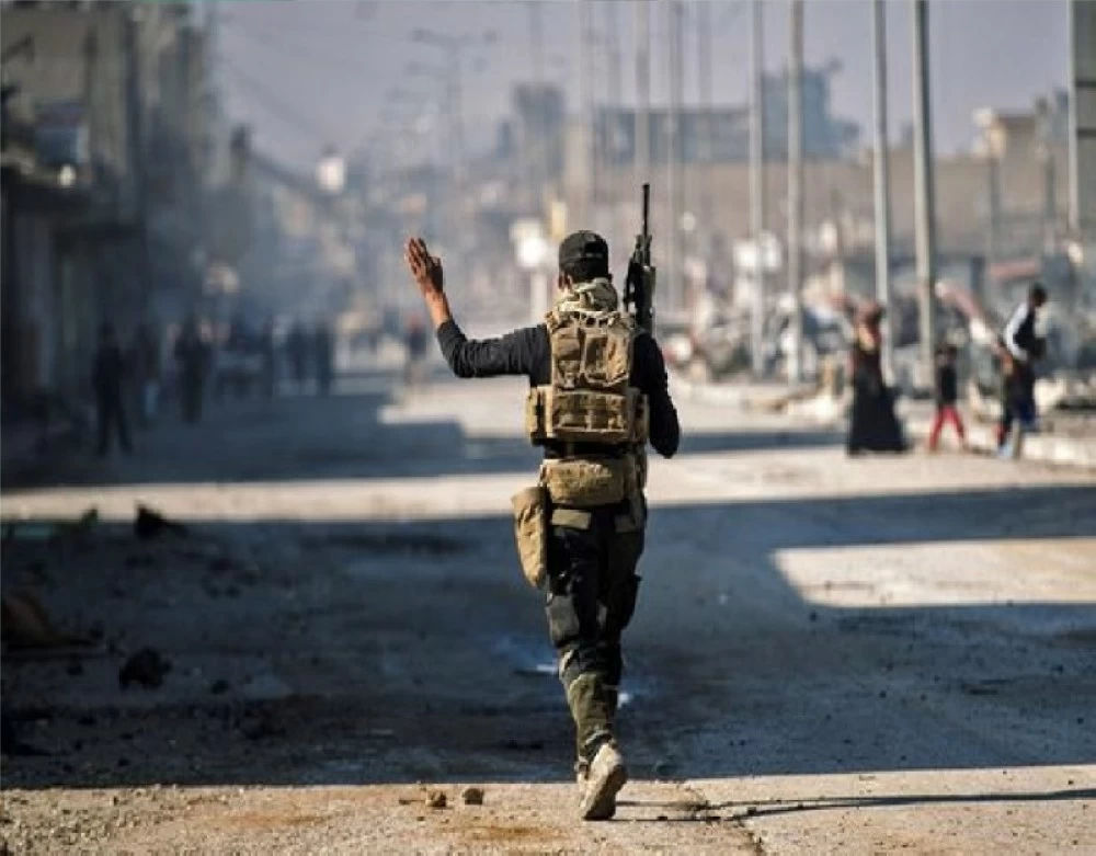 أحد أفراد الأمن العراقي خلال تأمين أحد المواقع في بغداد.