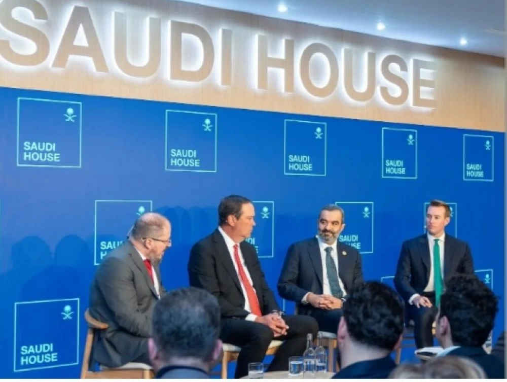 وزير الاتصالات وتقنية المعلومات عبدالله السواحة، خلال مشاركته في جلسة حوارية بعنوان «الذكاء الاصطناعي من أجل الازدهار العالمي: مواءمة الابتكار والشمول والثقة»، عُقدت في جناح مبادرة Saudi House ضمن أعمال المنتدى الاقتصادي العالمي في دافوس. (واس).