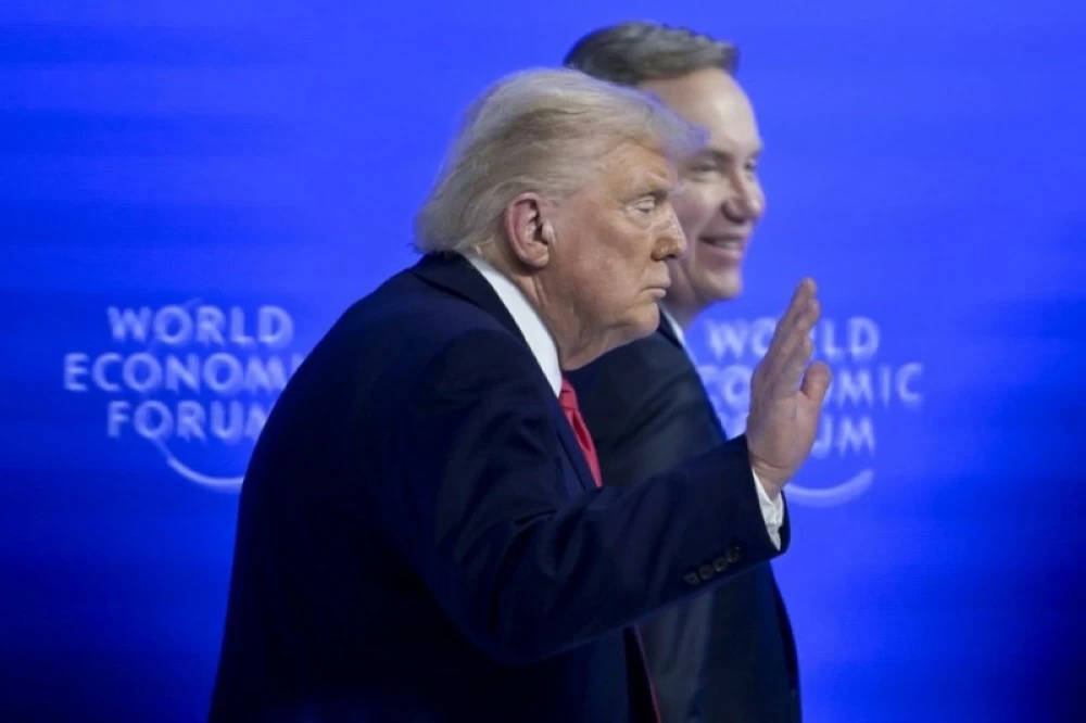 الرئيس الأمريكي يغادر منصة المؤتمر الصحفي مع النرويجي بورج بريندي (إ ب أ)