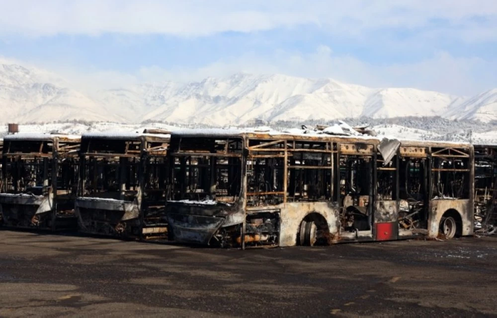 مستودع حافلات محترق تضرر خلال الاحتجاجات الأخيرة المناهضة للحكومة، في طهران (إ ب أ)،