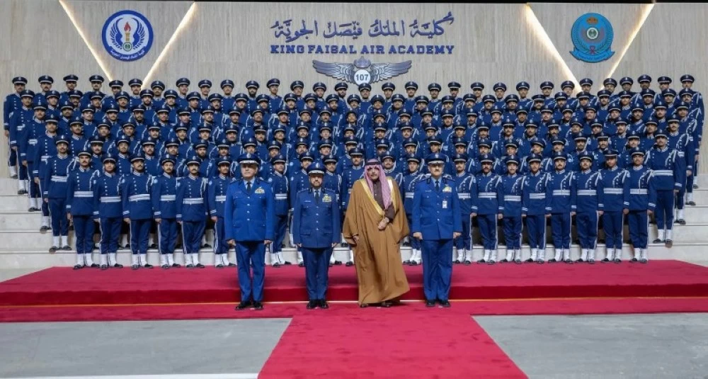 نيابةً عن وزير الدفاع.. بن عياف يرعى حفل تخريج الدفعة 107 من طلبة كلية الملك فيصل الجوية. للاطلاع على 