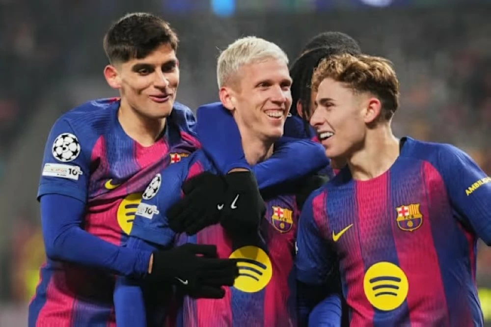 فرحة لاعبي برشلونة بالفوز على سلافيا براغ.