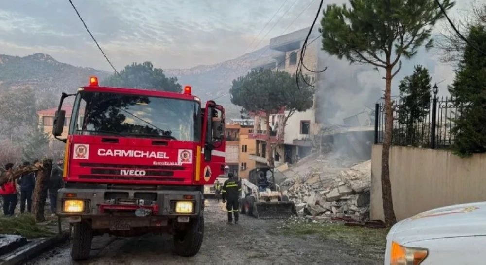 سيارات الدفاع المدني اللبناني في موقع القصف