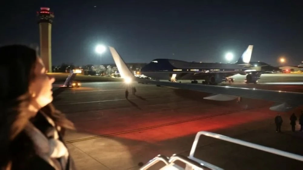 طائرة ترمب بعد هبوطها الإضطراري بسبب عطل كهربائي خلال الرحلة المتجهة إلى دافوس أمس