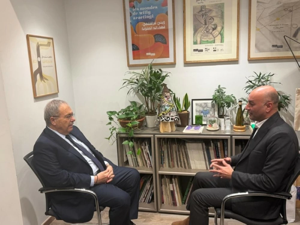  نائب رئيس الوزراء اللبناني يتحدث للزميل الغضوي في بيروت. (عكاظ)