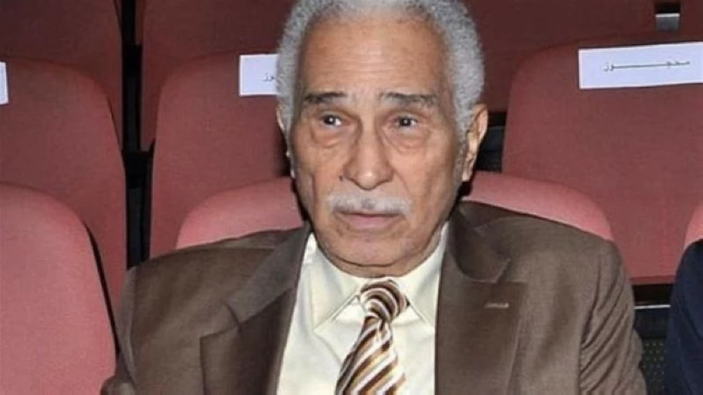 رفع الحجز عن حساب عبد الرحمن أبو زهرة بعد استغاثة نجله. للاطلاع على 