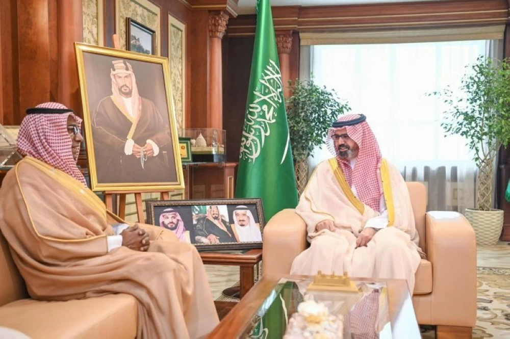 نائب أمير منطقة جازان الأمير ناصر بن محمد بن عبدالله بن جلوي خلال لقائه رئيس جامعة جازان الدكتور محمد بن حسن أبوراسين.