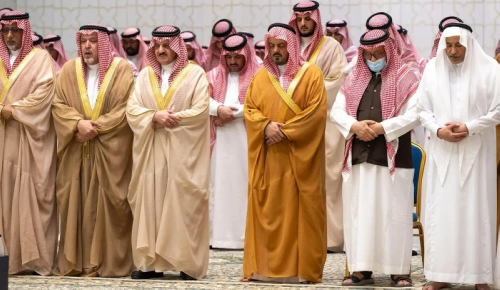 نائب أمير منطقة مكة المكرمة الأمير سعود بن مشعل بن عبدالعزيز خلال أداء صلاة الميت على الأمير فيصل بن تركي بن عبدالله آل سعود بن فيصل آل سعود.