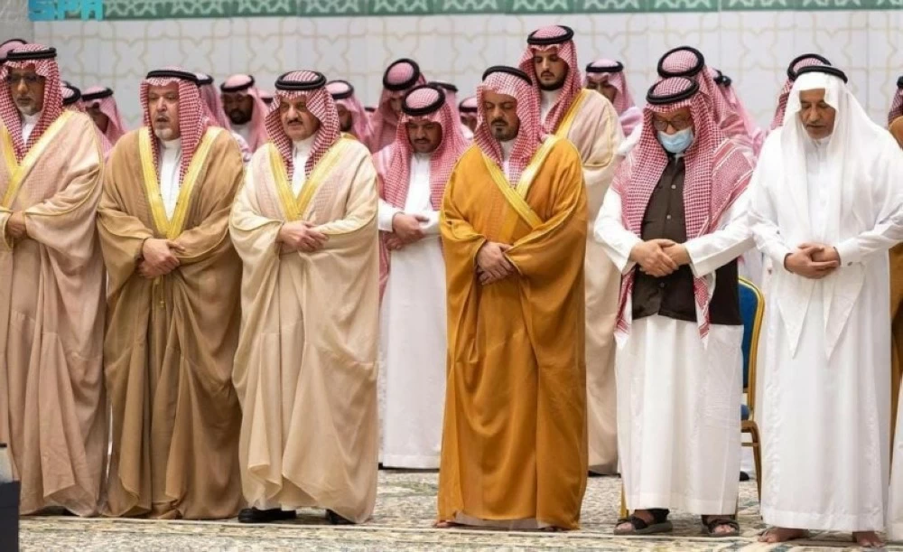 نائب أمير مكة المكرمة يؤدي صلاة الميت على فيصل بن تركي
