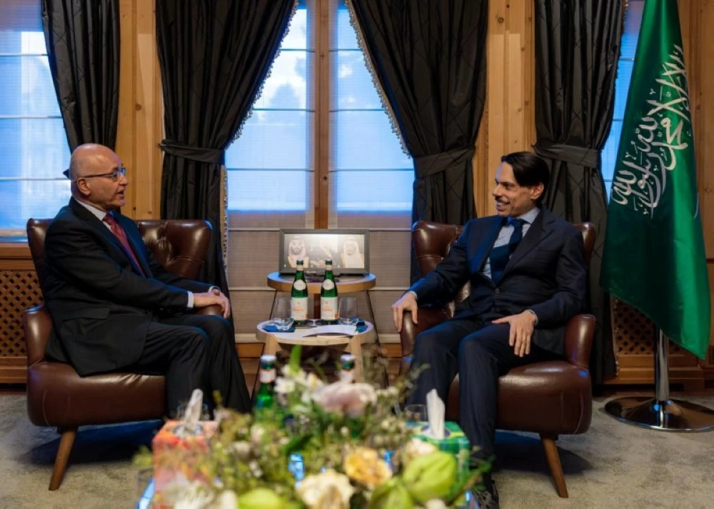 وزير الخارجية الأمير فيصل بن فرحان خلال لقائه المفوض السامي للأمم المتحدة لشؤون اللاجئين برهم صالح.