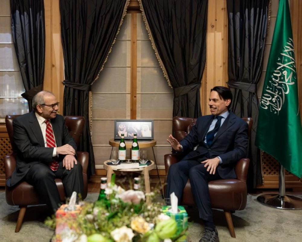 وزير الخارجية الأمير فيصل بن فرحان خلال لقائه رئيس مجلس الوزراء في لبنان نواف سلام.