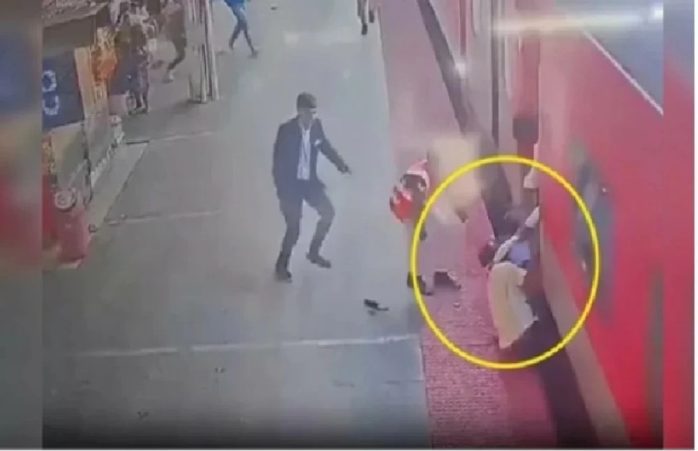 شاهد: أب وابنه يعلقان بين القطار والرصيف.. ثوانٍ أنقذتهما من الموت