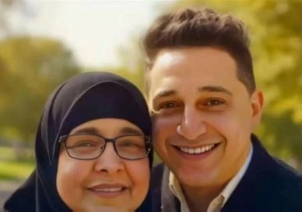 مطرب المهرجانات رضا البحراوي ووالدته الراحلة.