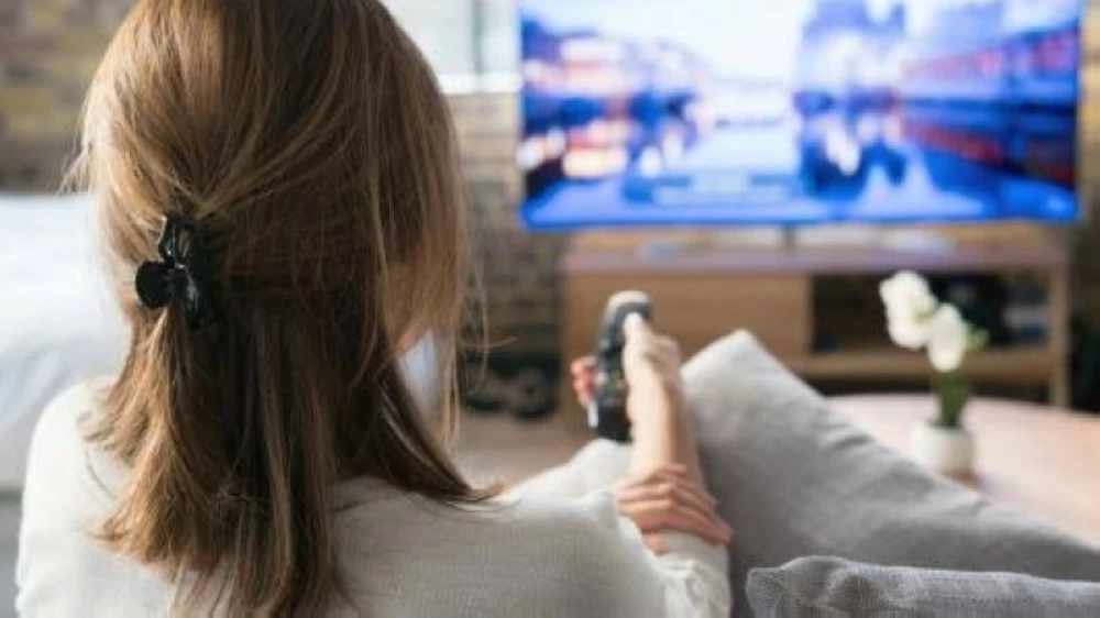 دراسة تربط الإفراط في مشاهدة المسلسلات بالشعور بالوحدة. للاطلاع على 