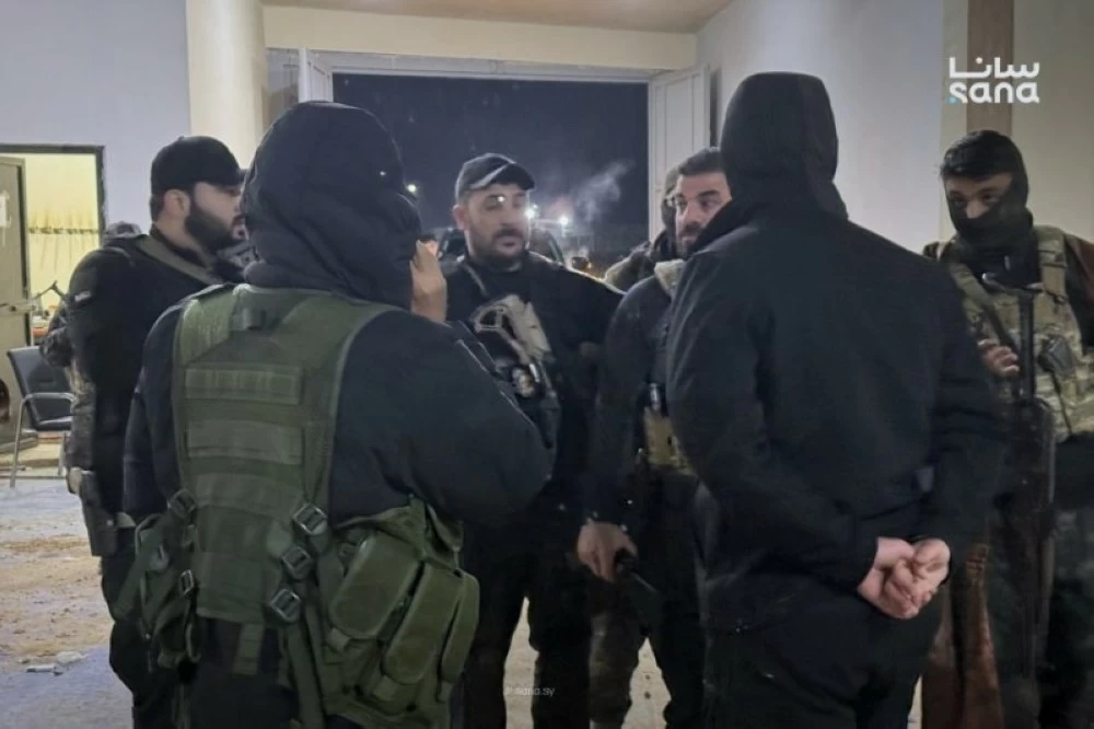  نائب وزير الداخلية السوري يتفقّد سجن الأقطان في الرقة بعد استلامه من قسد.