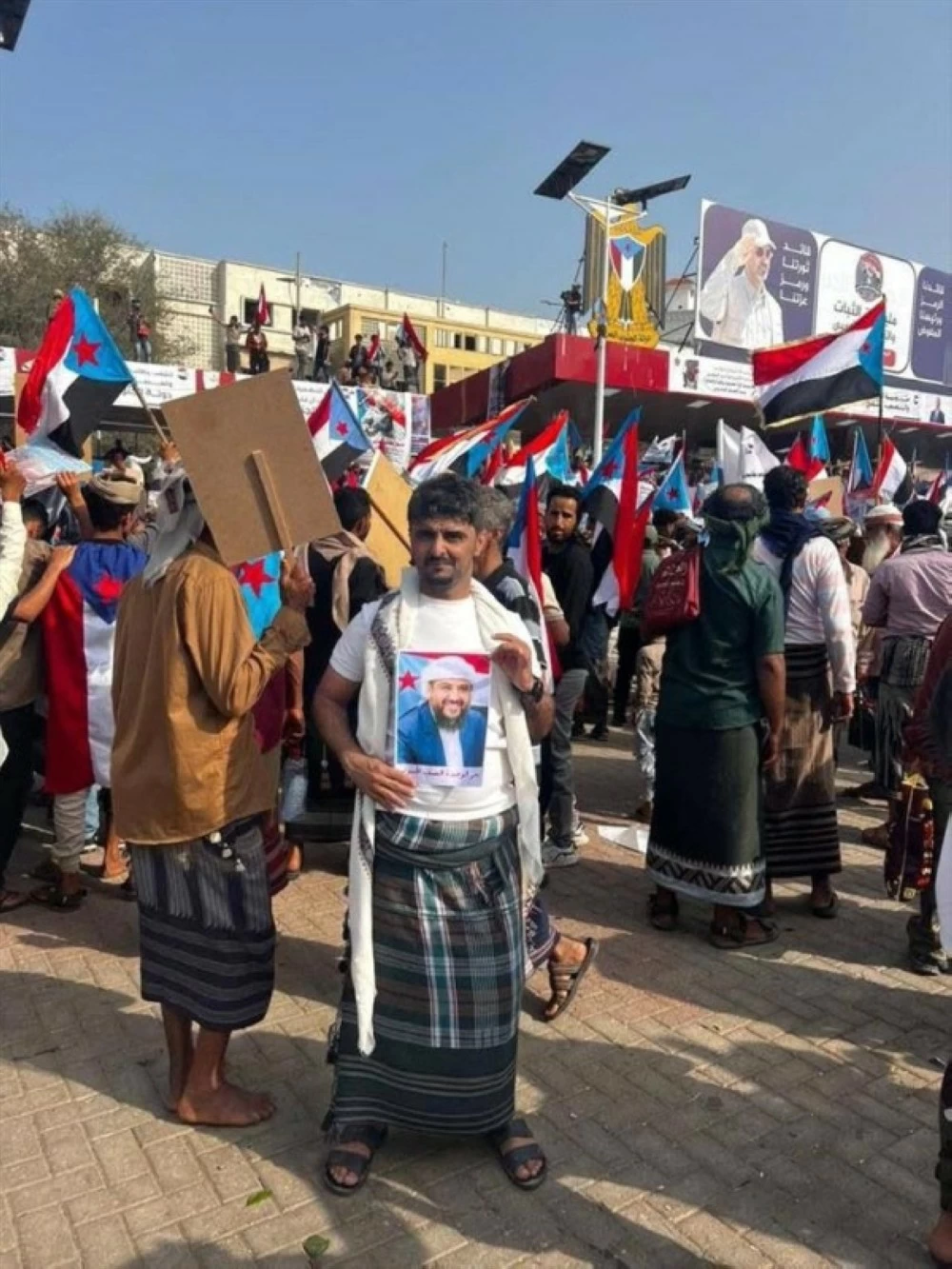 عاجل | "مليونية عدن": نعم لدولة الجنوب والحوار برعاية السعودية ولا للإرهاب والاغتيالات. للاطلاع على 