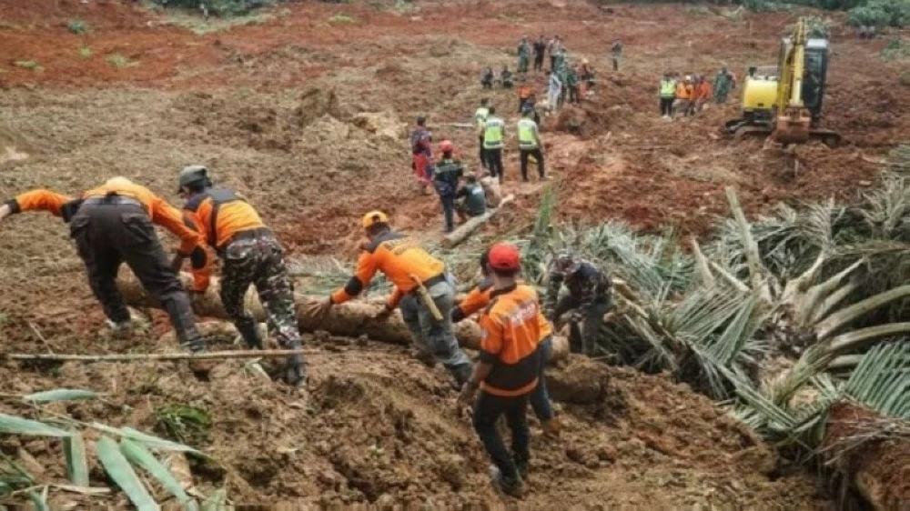 مصرع 7 أشخاص و82 مفقوداً جراء انهيار أرضي في إندونيسيا