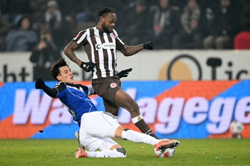 هامبورج يعود بنقطة من ملعب سانت باولي