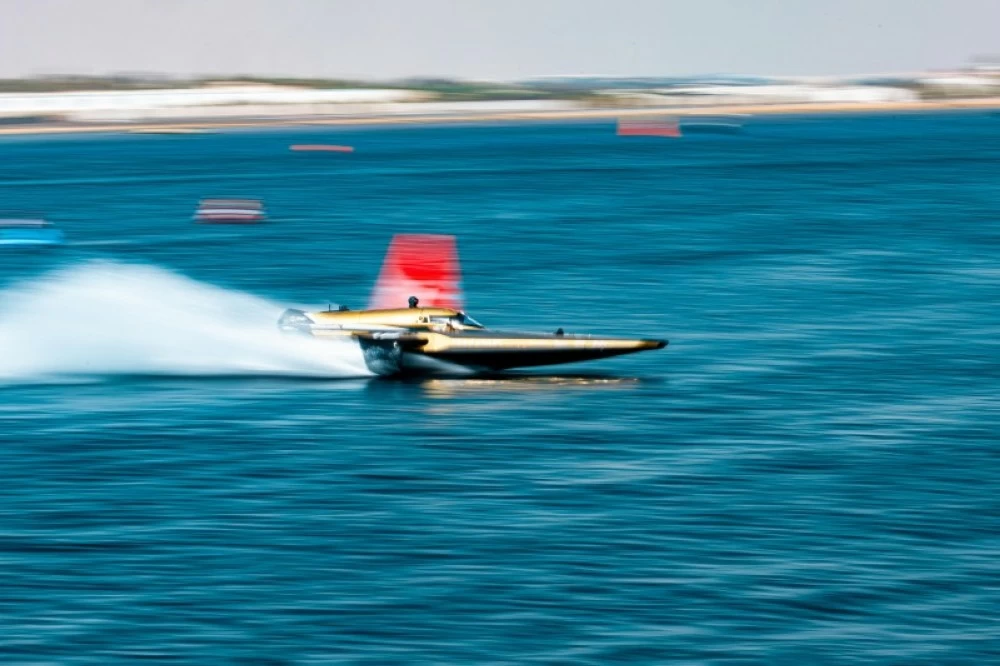 «برادي» يفرض سيطرته على افتتاحية بطولة العالم للقوارب الكهربائية