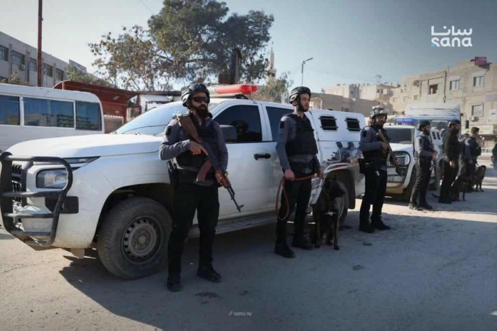 قوات الشرطة السورية تؤمّن الشوارع والأحياء في الرقة.