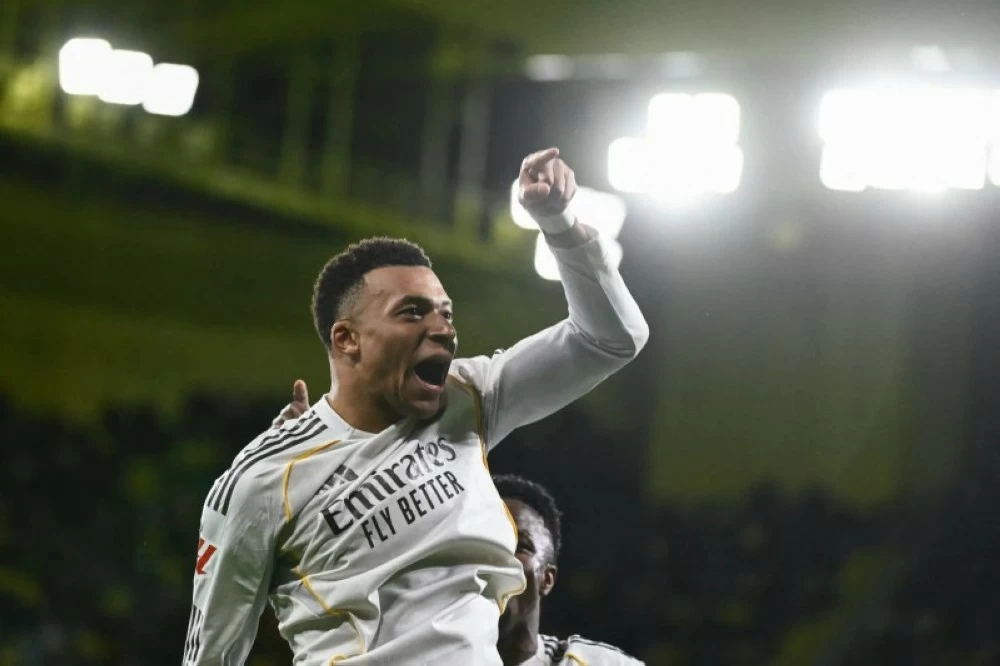 احتفال كيليان مبابي بالتسجيل في مرمى فياريال.