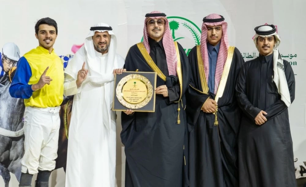 الأمير عبدالله بن سعود أثناء تتويج إسطبل عبدالعزيز السهلي.