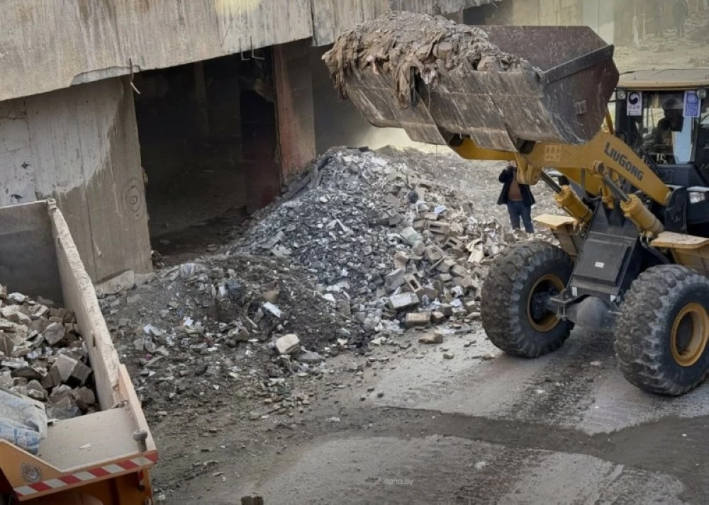 الحكومة السورية تبدأ إزالة المخلفات من المنازل المدمرة في دير الزور.