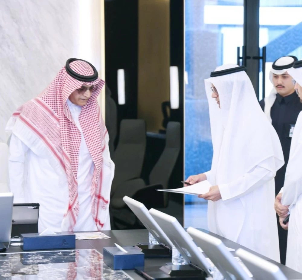 الشيخ عبدالله صالح كامل يستمع إلى أبرز ملامح النقلة التطويرية الجديدة من الزميل جميل الذيابي.
