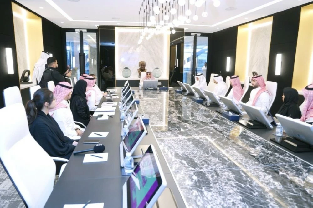 عدد من قيادات عكاظ يستعرضون أمام رئيس مجلس الإدارة، أرقام وبيانات الأداء خلال الفترة الماضية.
