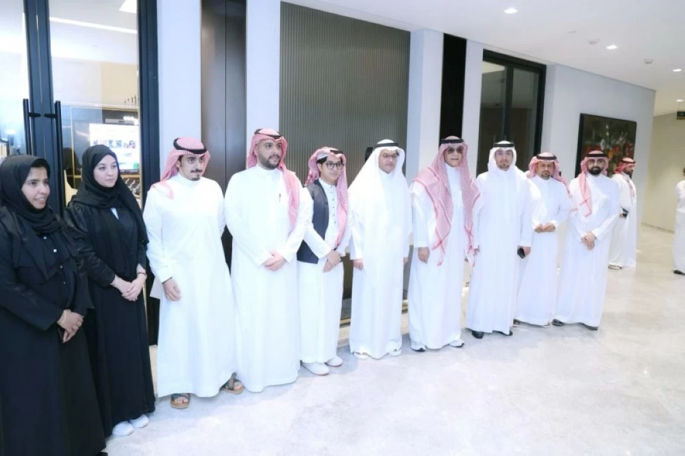 رئيس مجلس الإدارة ورئيس التحرير يتوسطان فريق عكاظ وسعودي جازيت في صورة جماعية.
