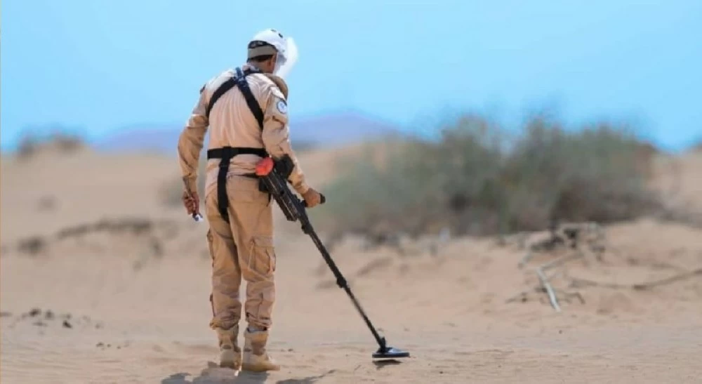 فرق «مسام» خلال نزع الألغام في اليمن.