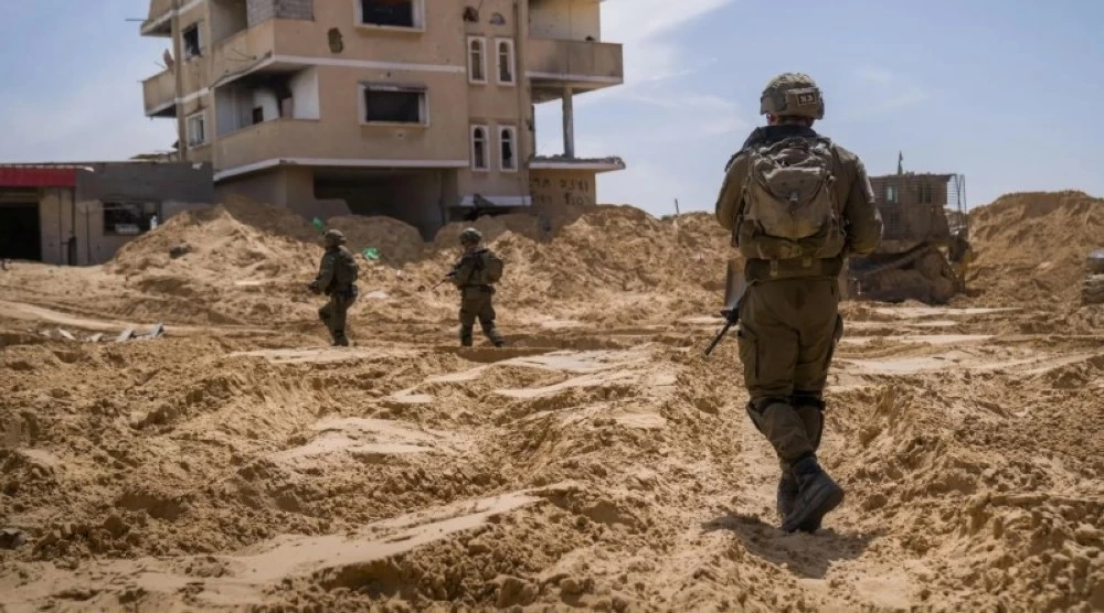 جيش الاحتلال يبحث عن جثة الجندي الإسرائيلي. 