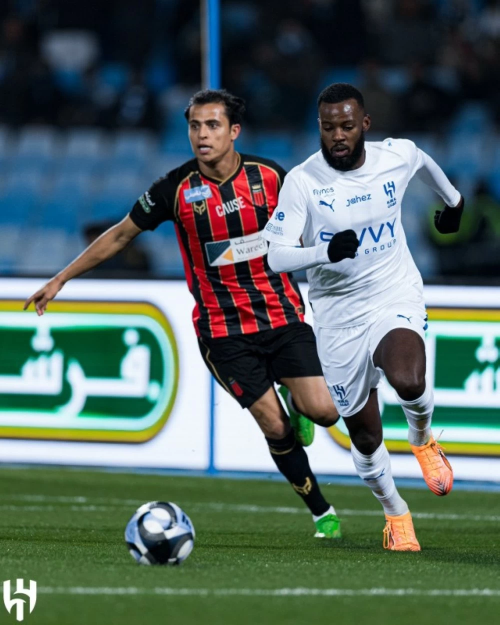 فريق الهلال يتعادل مع الرياض في دوري روشن السعودي للمحترفين.