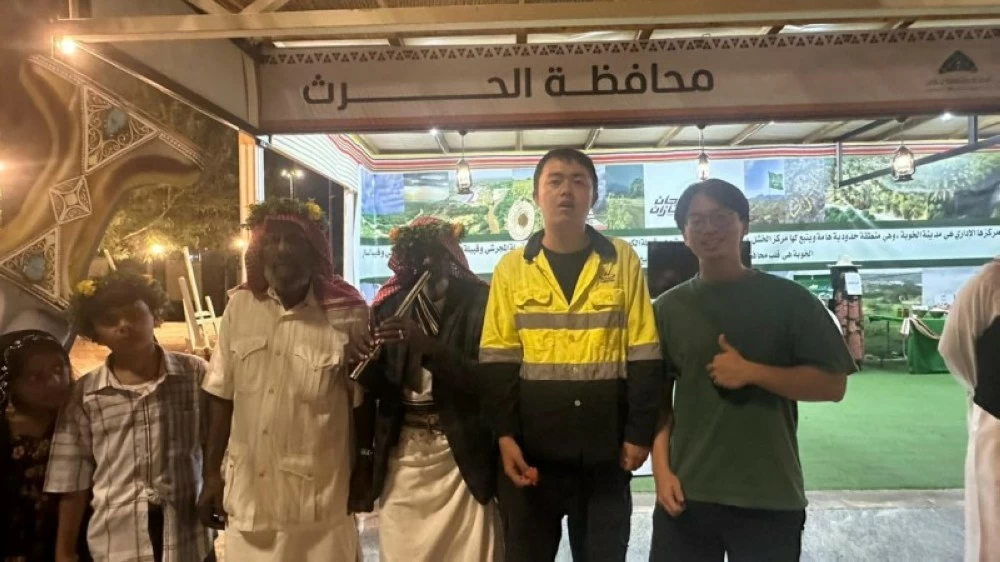 زوّار من دولة الصين يطلعون على تراث محافظة الحرّث في مهرجان جازان 2026