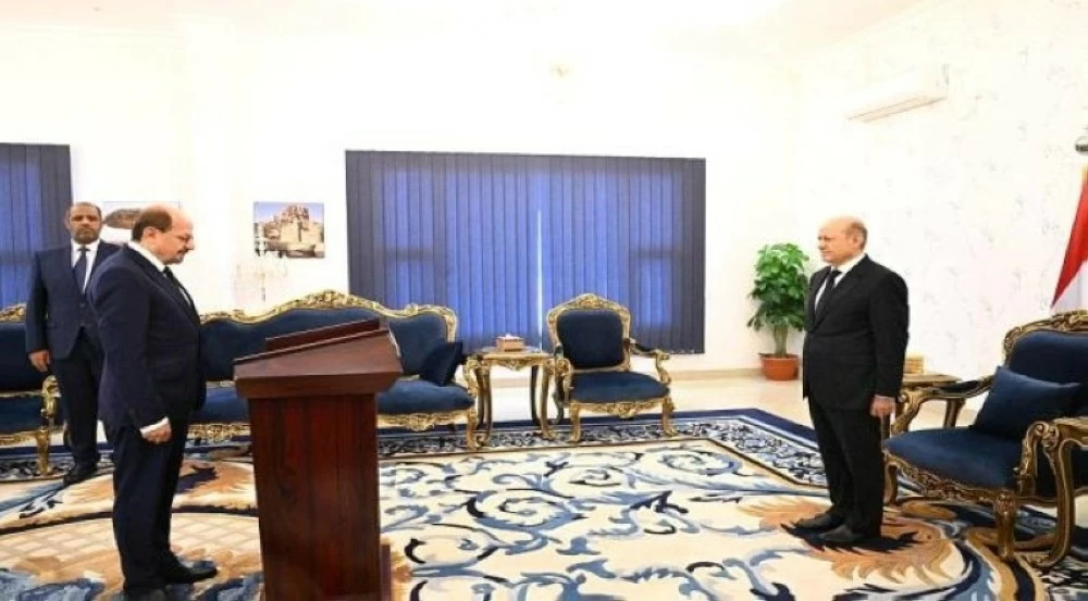 الزنداني أثناء أداء اليمين الدستورية وزيراً للخارجية قبل تكليفه برئاسة الحكومة. 