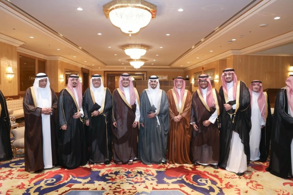 الأمير فيصل بن محمد متوسطا العريس ووالده ووالد العروس وبعض الأقارب.