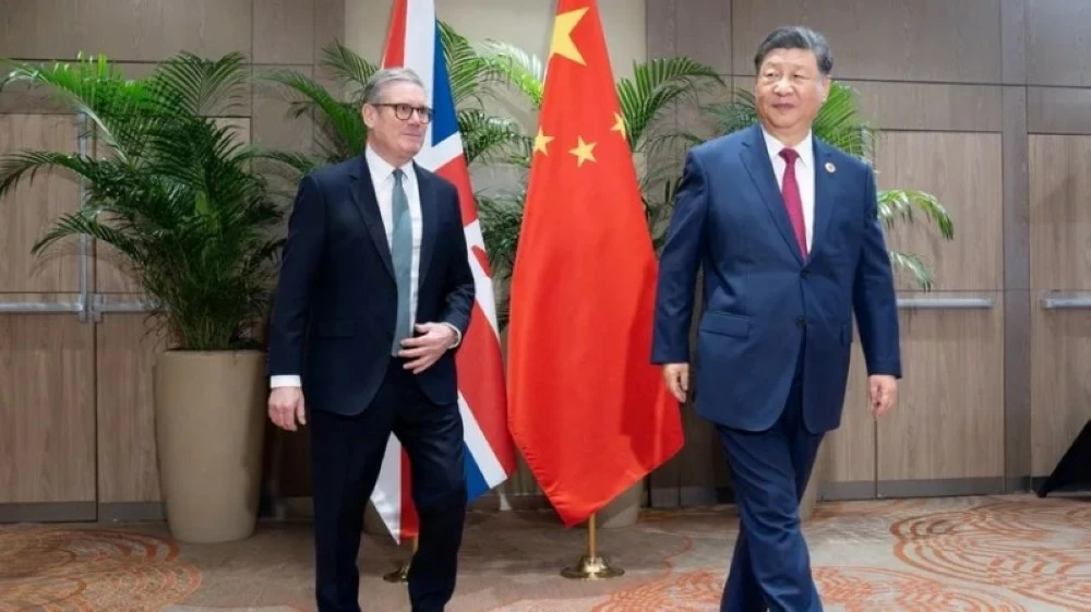 الرئيس الصيني ورئيس الوزراء البريطاني خلال لقاء في قمة الدول العشرين.