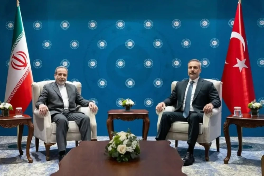 عاجل | تركيا تعرض الوساطة بين إيران وأمريكا... ترمب يعتزم الحوار مع طهران.. وعراقجي: لا تفاوض حول القدرات الدفاعية. للاطلاع على 