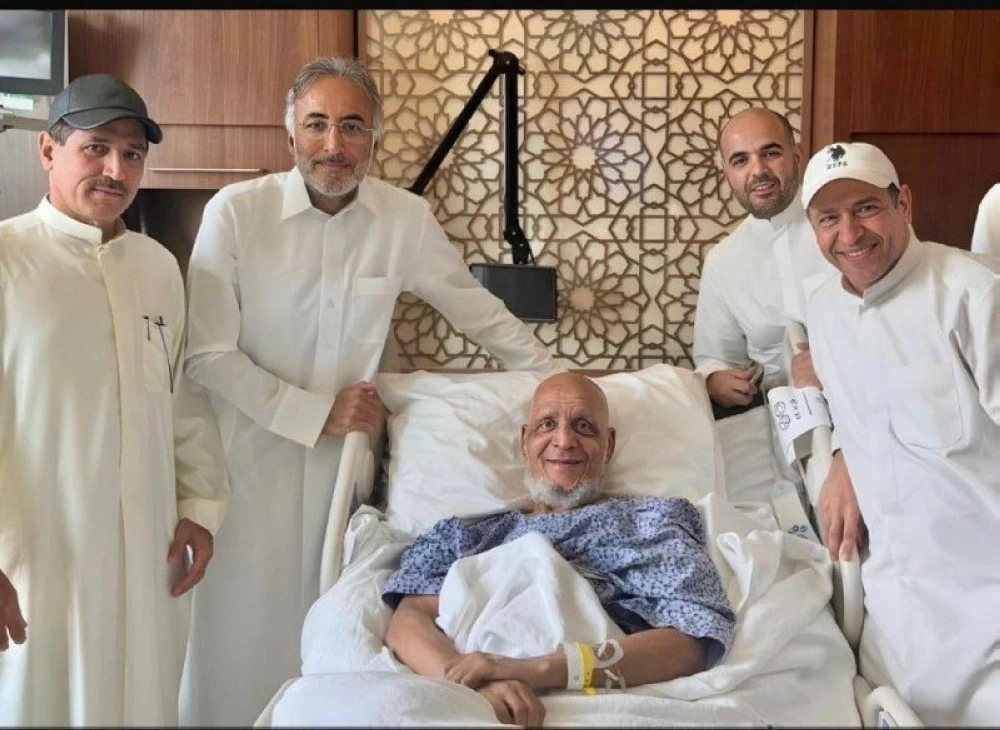 فتحي كميل في أيامه الأخيرة على السرير الأبيض ومن حوله عدد من الأبناء والأقارب.