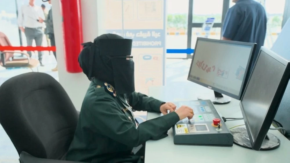 الاستعدادات الأمنية في مطار المخا.