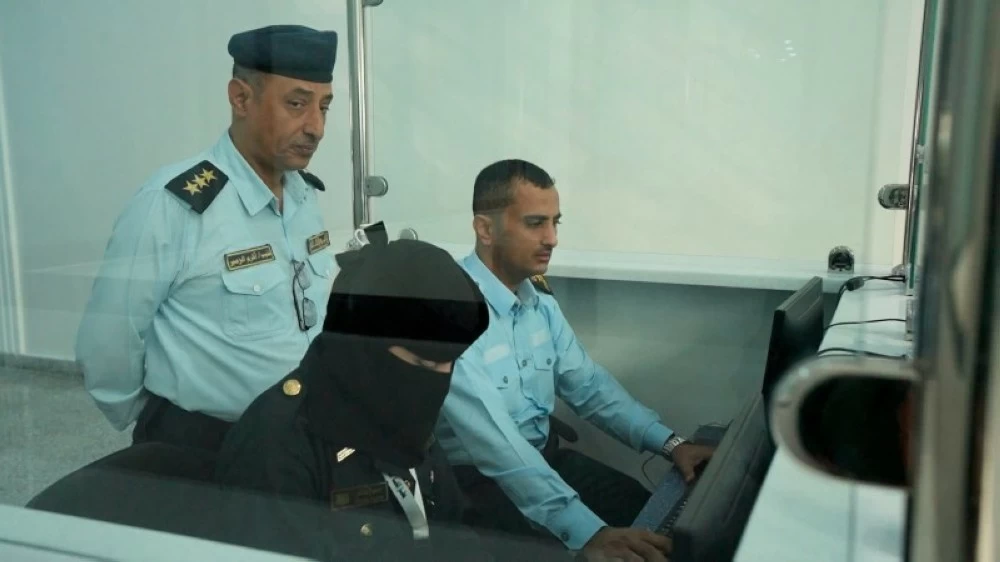 جوازات مطار المخا تنهي إجراءات المسافرين.